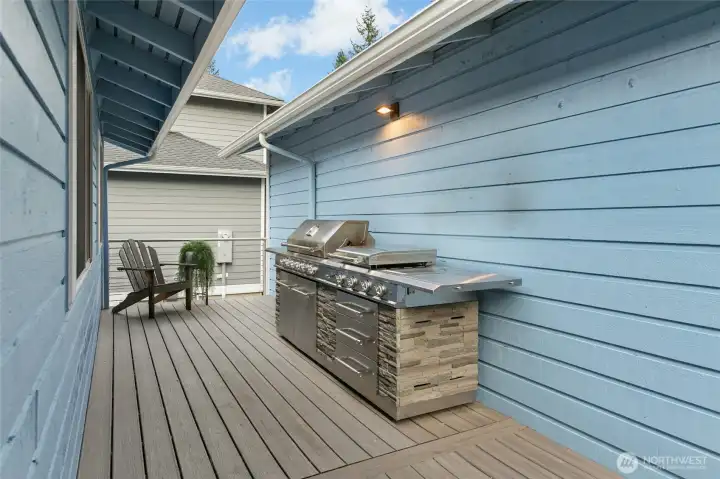 Before leaving, check this out! For the right price, this outdoor kitchen can stay!