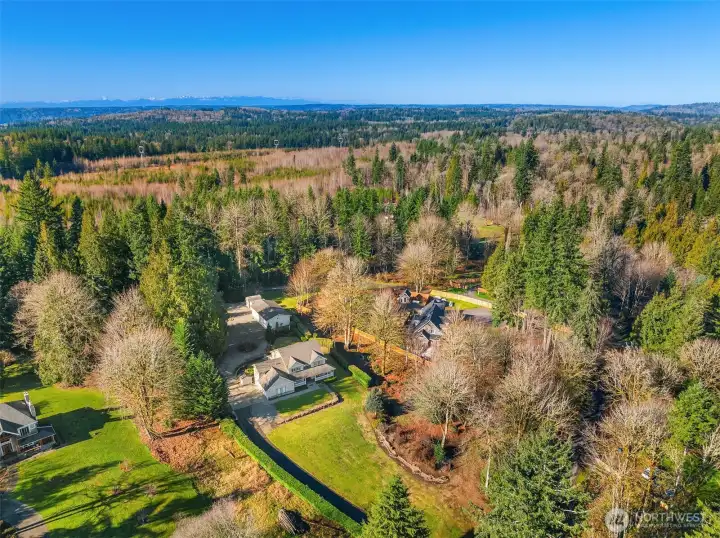 Great location only 10-13 minutes from either Duvall or Carnation for all conveniences.