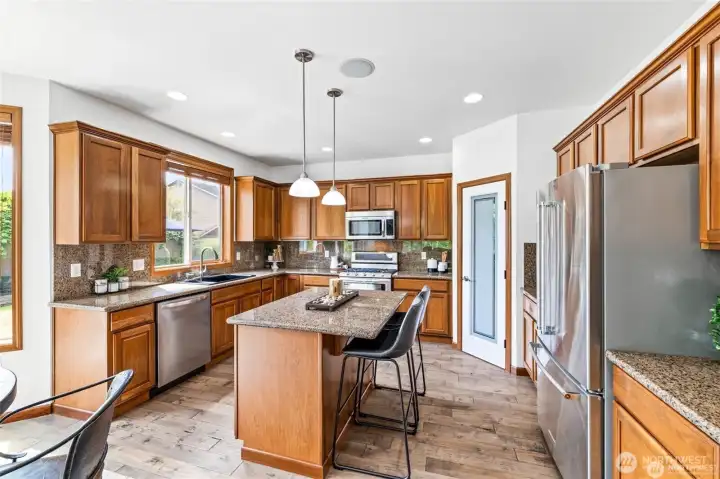 Features granite counters, stainless appliances, and hardwood floors.