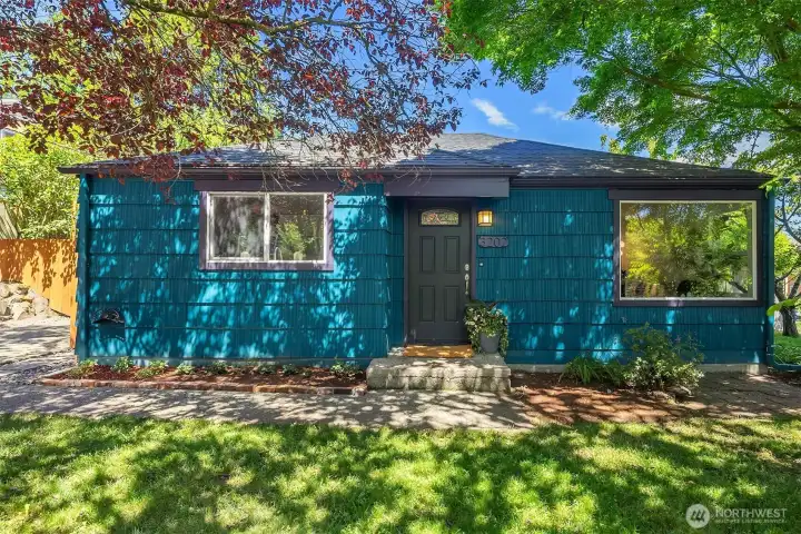 Sweet West Seattle Cottage tucked into a corner lot Sweet West Seattle Cottage tucked into a corner lot
