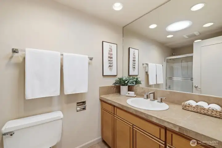 Full bath off the hallway.