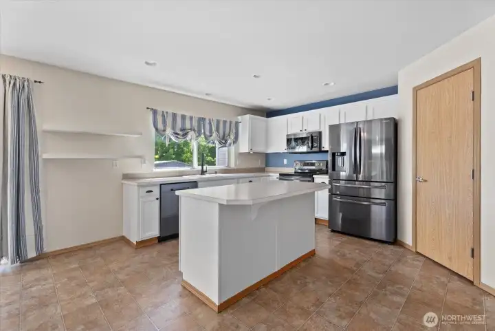 Eat-in kitchen with convenient island