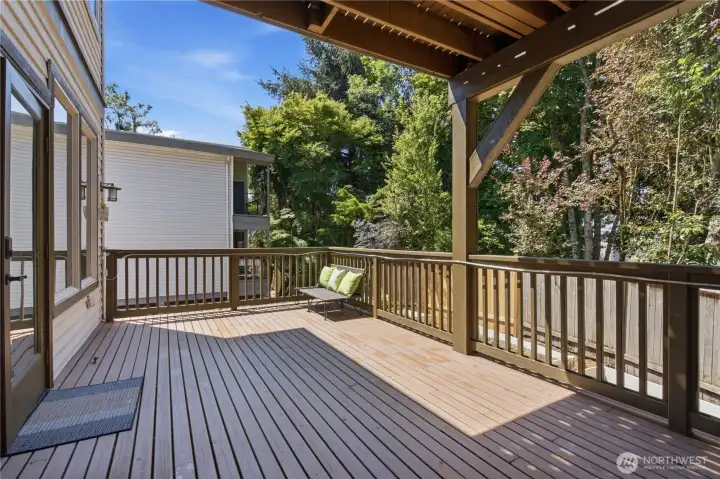 Spacious deck next to kitchen Spacious deck next to kitchen