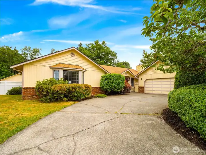 Convenient Circular Drive & Plenty of Parking Convenient Circular Drive & Plenty of Parking