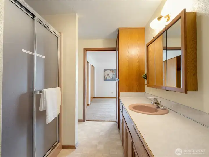 Full bath of hallway for guests and connects to guest suite. Full bath of hallway for guests and connects to guest suite.