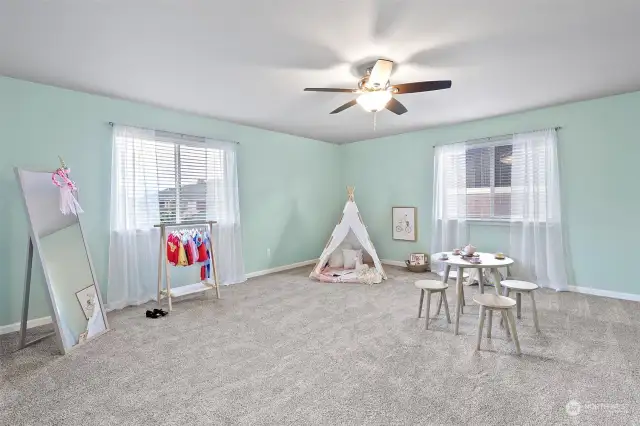 Upper level - huge Bonus Space . . .