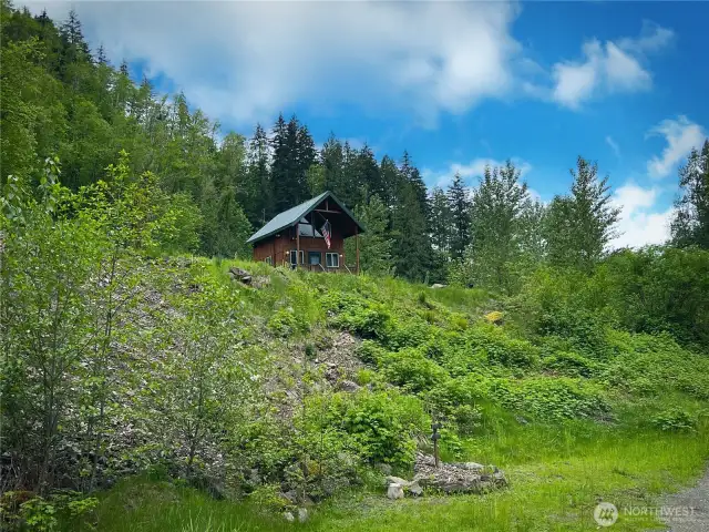 cabin is less than 45 minutes from Mt. Rainier, Mayfield Lake, Riffe Lake, and other historical attractions.