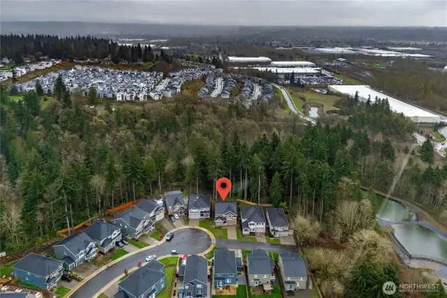 Less than 10 minutes to I5, a quick trip to major conveniences like grocery stores, markets, and dining!