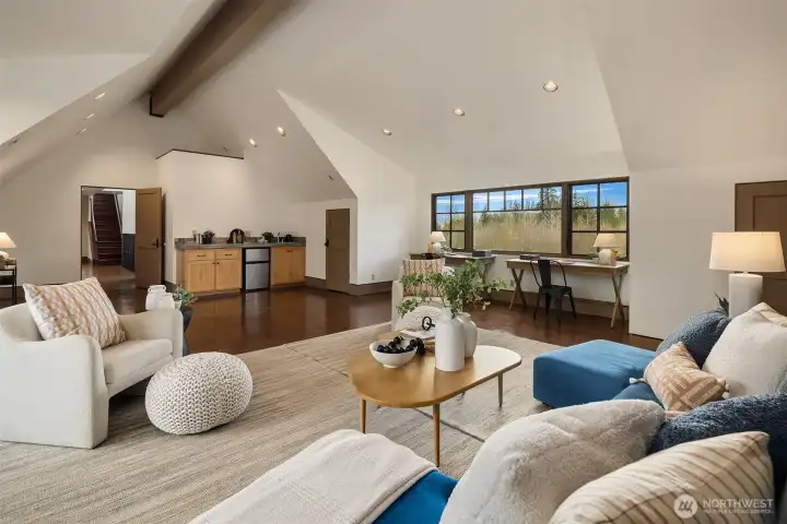 Bonus room with wet bar above garage on 2nd floor