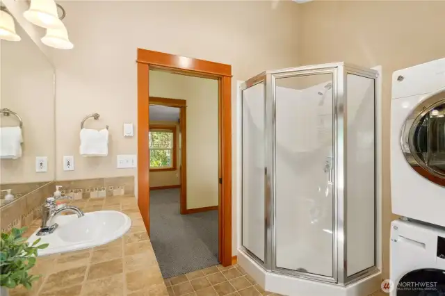 The full bathroom includes a washer and dryer.