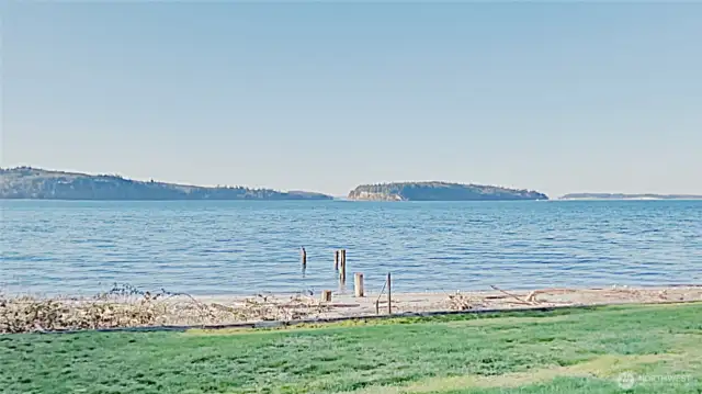 No-bank waterfront, just a few steps and you'll be walking on sand...