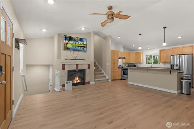 Large open floor main floor with vaulted ceilings