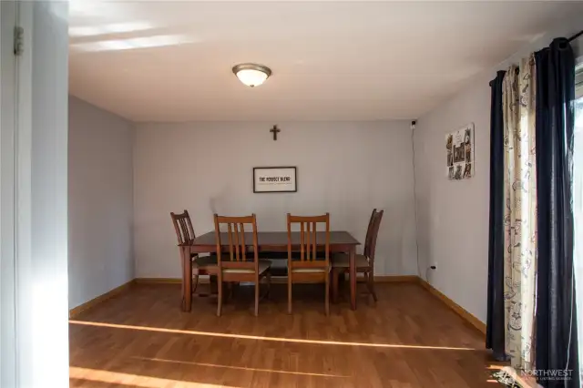 large dinning area, perfect for entertaining