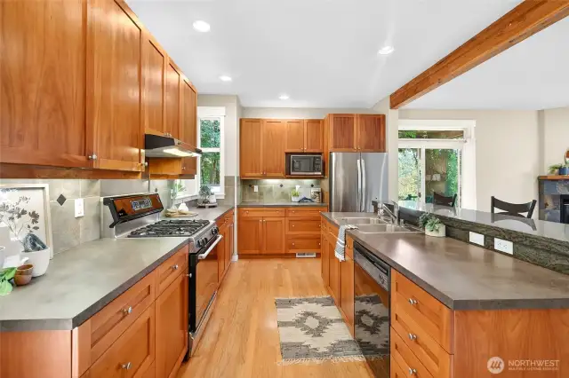 Kitchen w/ stainless appliances