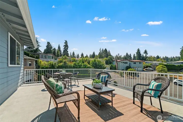 Front deck. Perfect for watching those beautiful evening sunsets!
