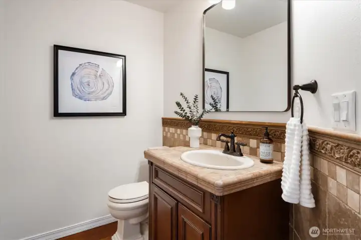 Main floor 1/2 bath