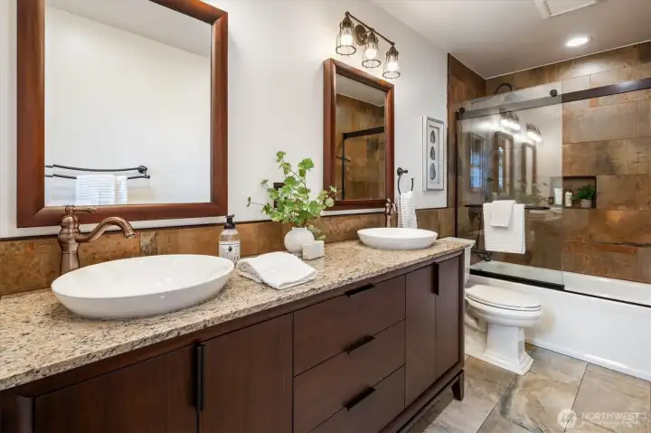 Upstairs hallway full bath