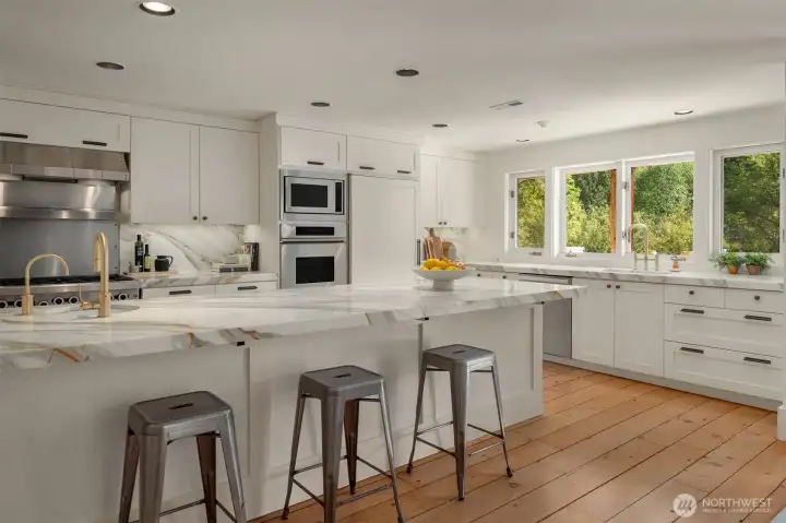 Marble, light, and a touch of gold — perfection in every detail.