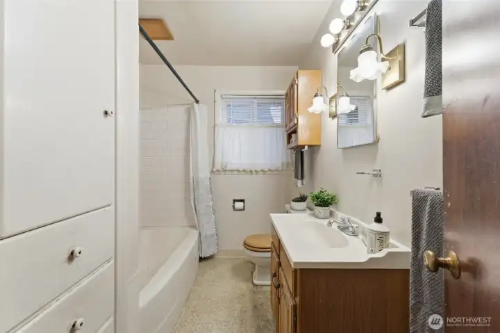 Bathroom #1 - Main floor