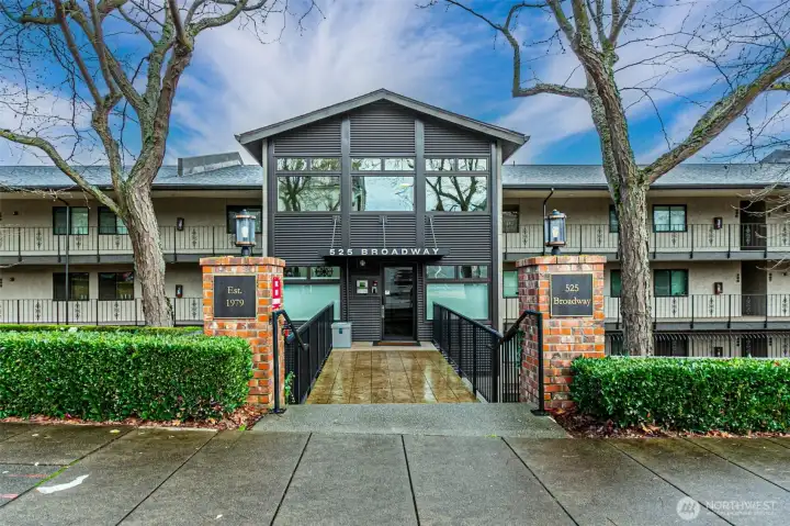 Front facade of 525 Broadway.