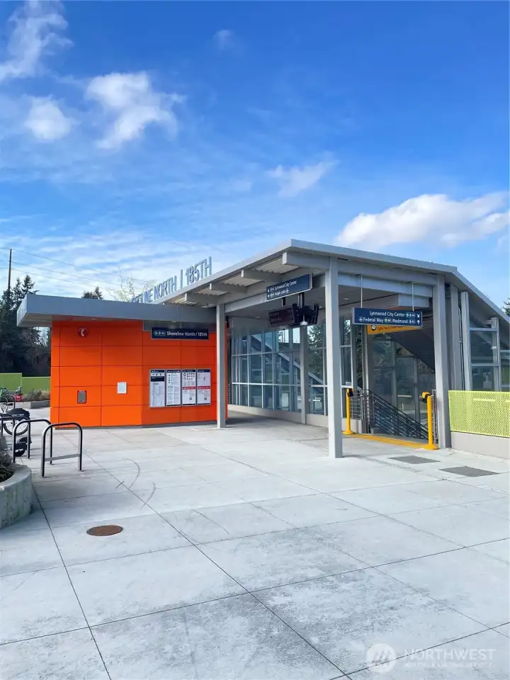 185th/N Station is just 2 blocks away. Travel all over the city with ease.