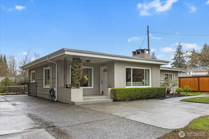 Large mid century home, sitting on an 18,000 sqft lot.