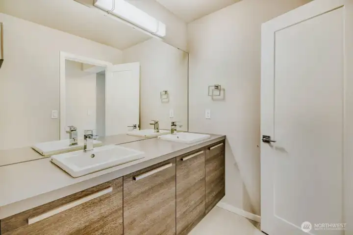 Upstairs Main Bathroom