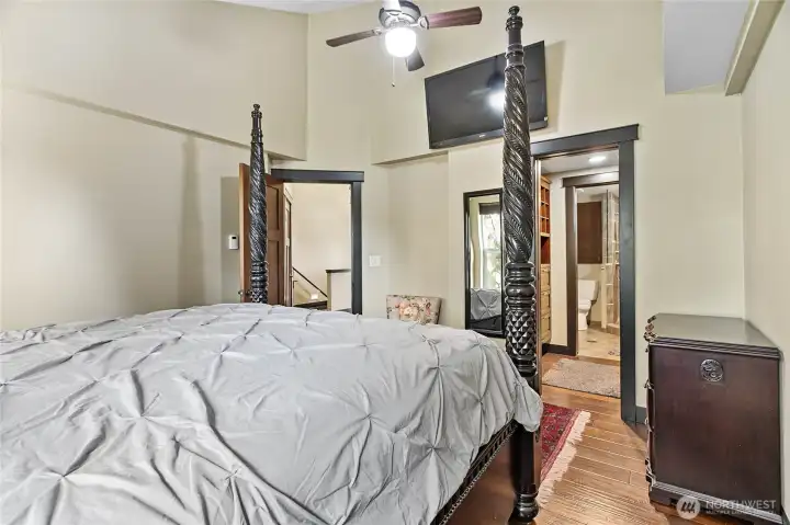 Primary bedroom wih ensuite