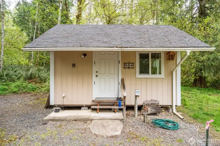 Cozy 1 room cabin. Natural light makes it warm & inviting. Laminate floors for easy & worry free maintenance.