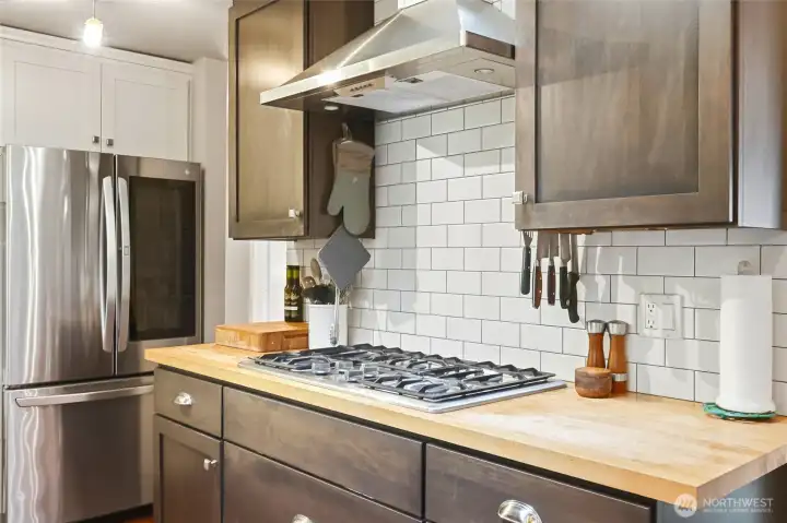 Gorgeous gas cooktop with dedicated range hood. Gorgeous gas cooktop with dedicated range hood.