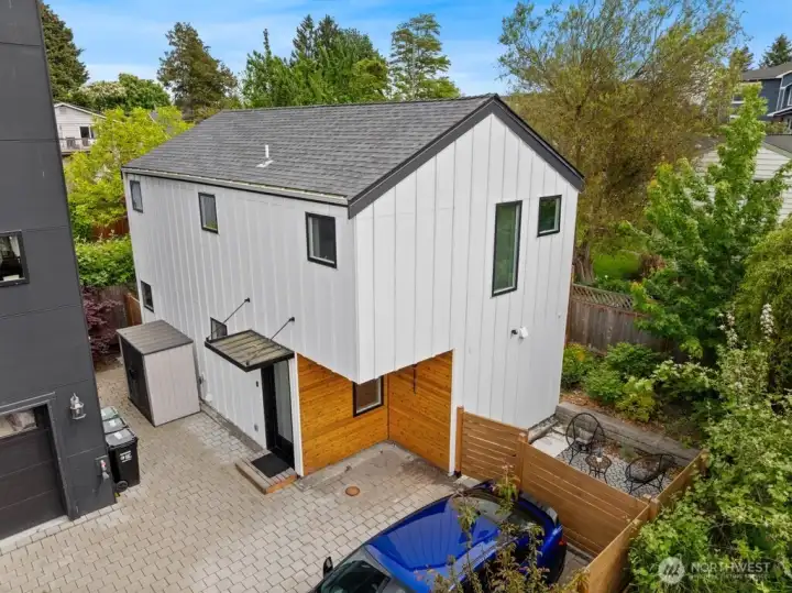 Everything you need is nearby with easy access to transportation and neighborhood amenities Everything you need is nearby with easy access to transportation and neighborhood amenities