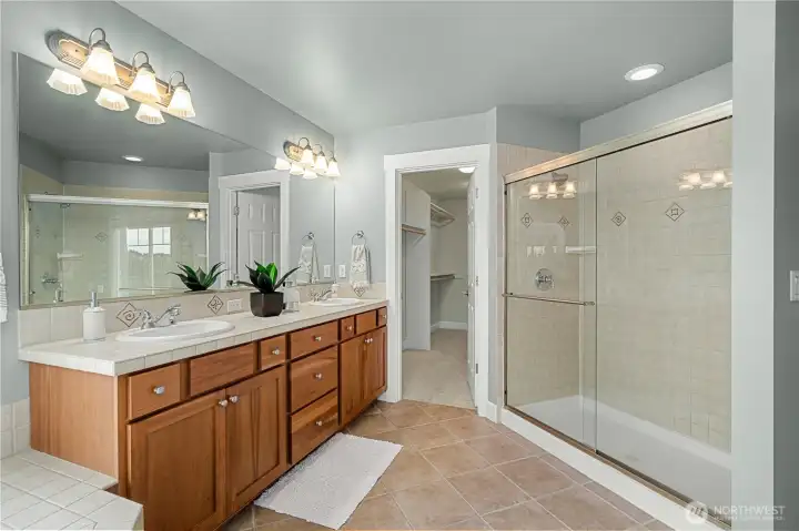 Walk-in closet & walk-in shower Walk-in closet & walk-in shower