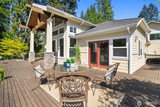 Generous outdoor deck with ramp or 2 steps to lawn and lake - Easy Living.