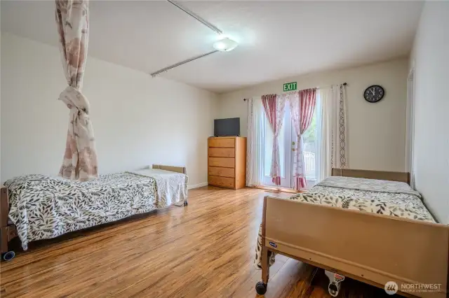 Bedroom 4 Double room for couple of 2 singles with privacy curtain