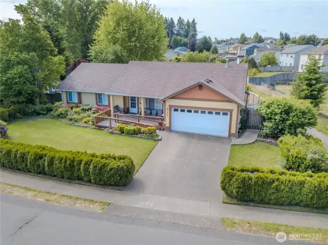 Great presence with privacy hedge and wonderful curb appeal inviting families to visit.