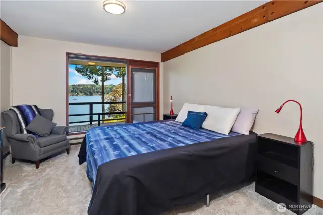 Once again, splendid view, accent beams and more access to the deck right from the spacious bedroom