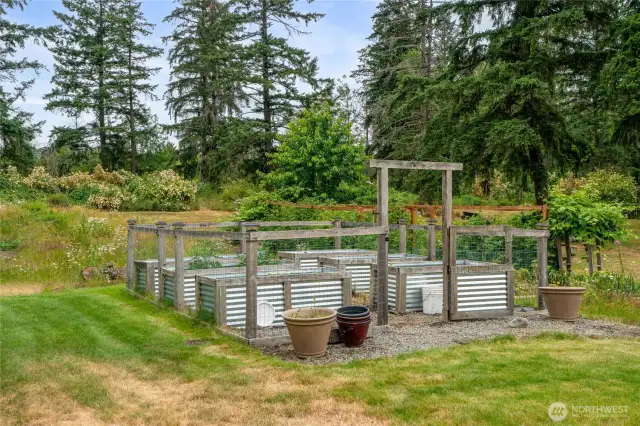 Great fenced in garden.