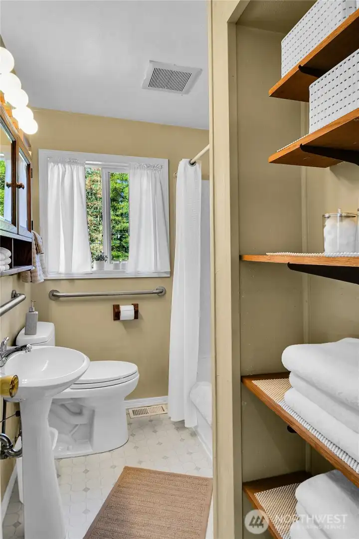 Full bath on main.