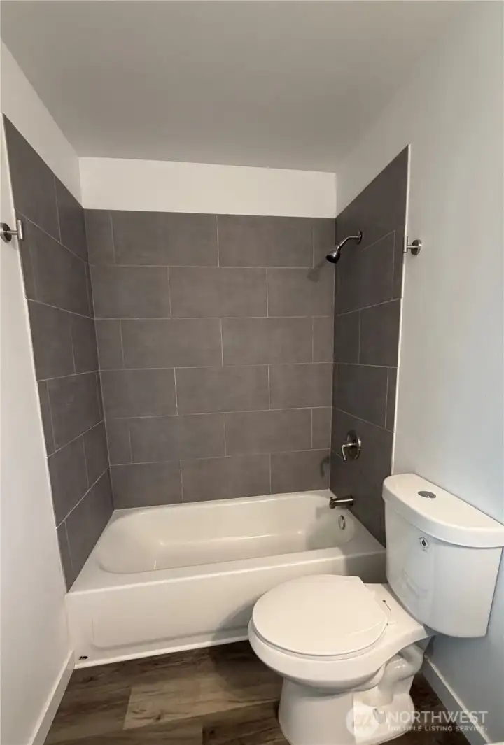 Full bathroom off primary bedroom