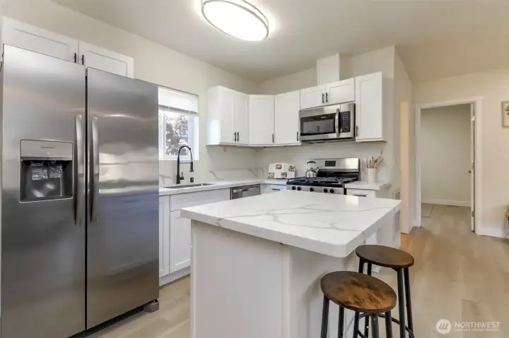Quartz countertops and NEW stainless steel appliances