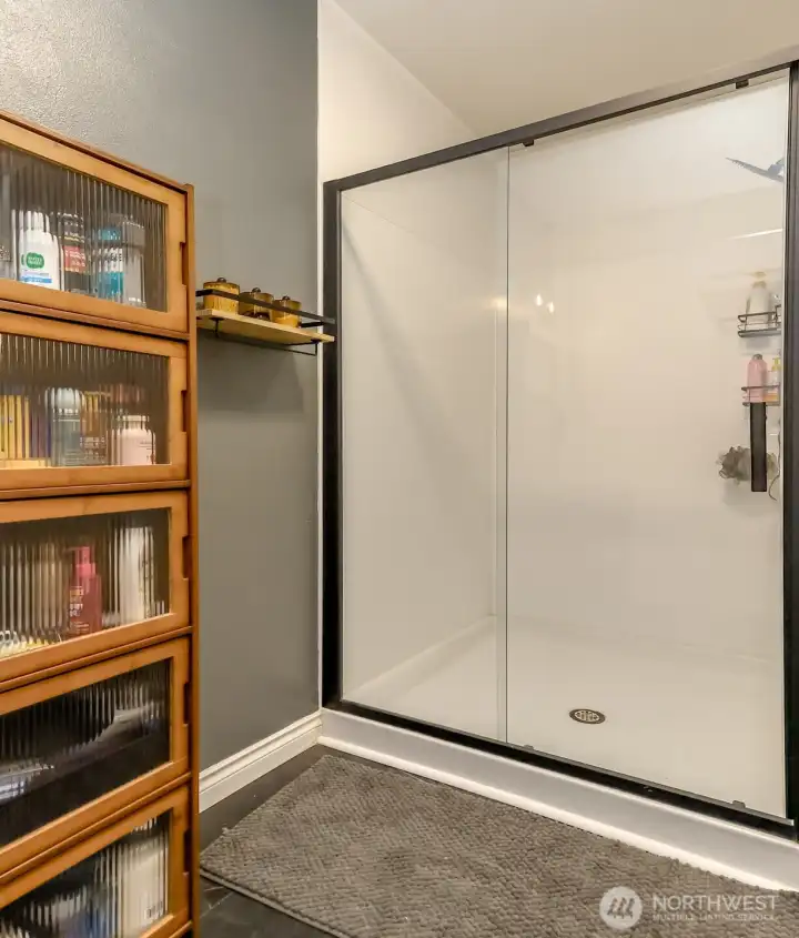 Newly updated primary en suite bathroom featuring modern finishes and fixtures.