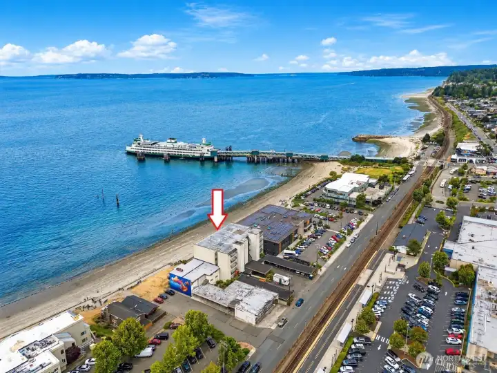 Just steps to the Edmonds Ferry and Marina. Just steps to the Edmonds Ferry and Marina.