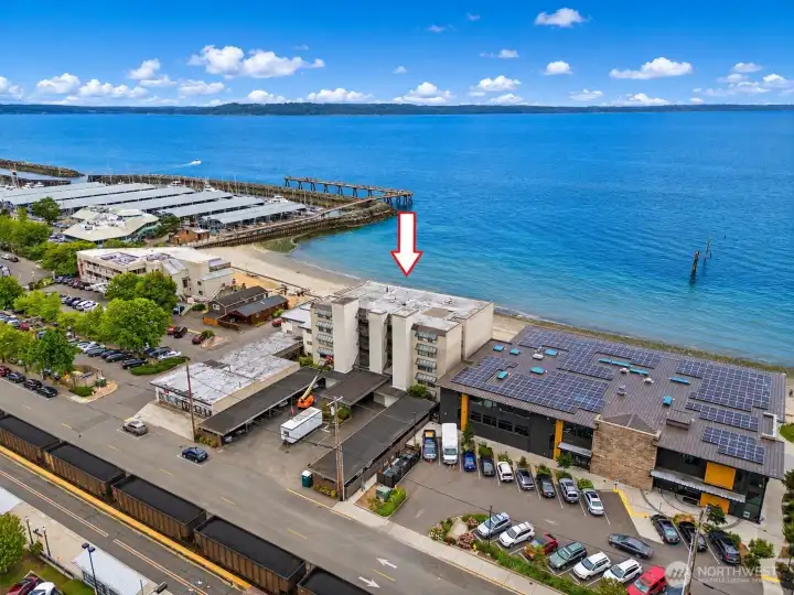 Just steps to the Edmonds Ferry and Marina. Just steps to the Edmonds Ferry and Marina.