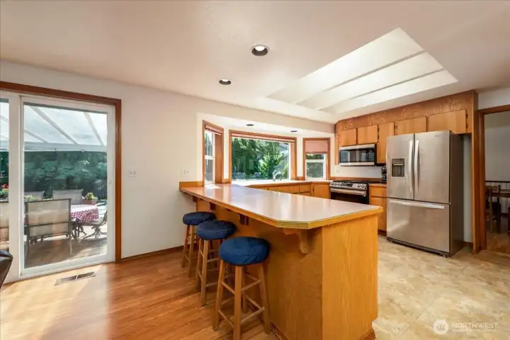 nice size island for entertaining.