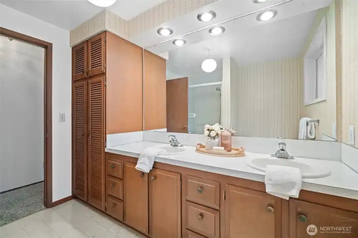 Off the main hall is a full bathroom.