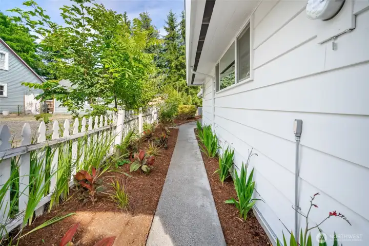 The exterior view off the side of the garage.
