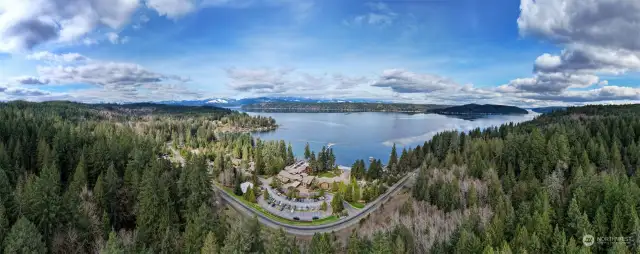 Easy access to Hood Canal and Olympic Range from this Alderbrook Golf and Yacht Club neighborhood or head down the hill by road or hiking trails to the Alderbrook Inn to find fine dinning, public boat rentals, spa and more.