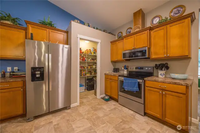 Large open Kitchen with walk in pantry