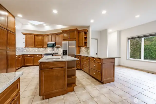 Gorgeous kitchen great for entertaining!