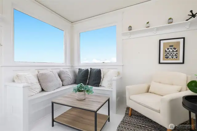 3rd Floor Birds Nest Views of Downtown & Edmonds Waterfront